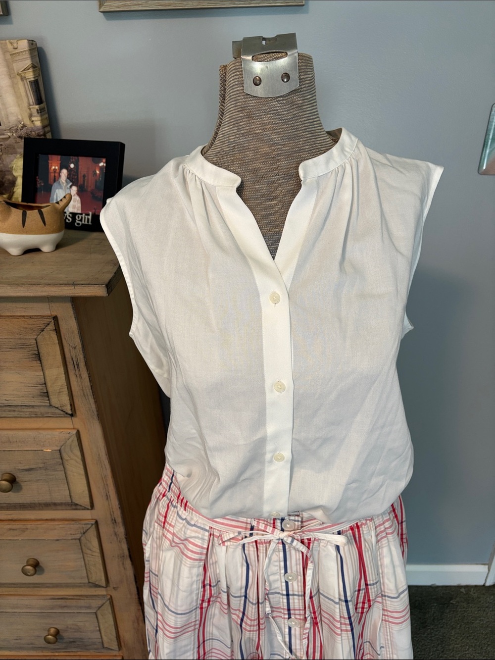 Uniqlo White Sleeveless Button-Up Blouse